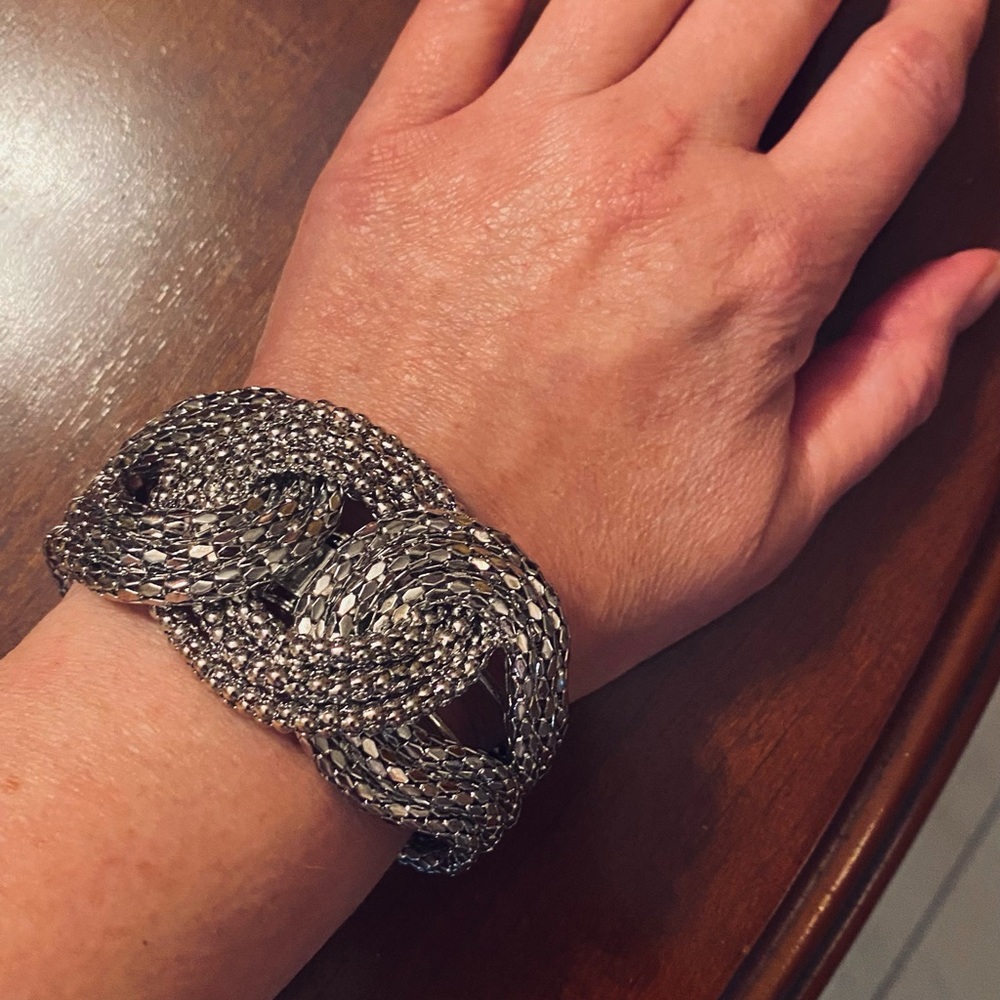 001)Gorgeous silver clip on bracelet - Picture 2 of 7